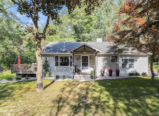 90 S Clymer St, Pentwater, MI 49449