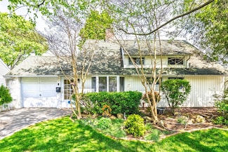33 Atlas Ln, Hicksville, NY 11801