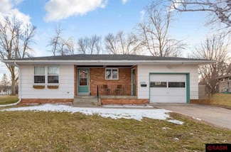 1102 1102 Willow Dr, St. Peter, MN 56082