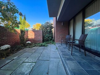 85 Grove St Unit 105, Wellesley, MA 02482