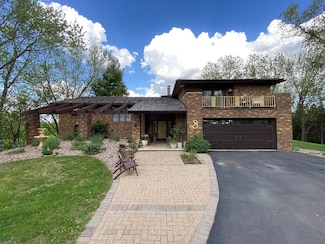 16570 Rolling Hills, Dubuque, IA 52001