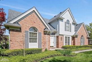 683 Morningside Ln, Grosse Pointe Woods, MI 48236