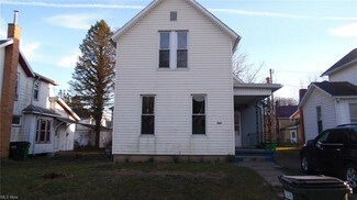 907 Chestnut St, Coshocton, OH 43812
