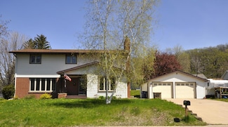 669 E 14th St, Saint Charles, MN 55972