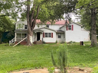70 W View St, Greenville, VA 24440