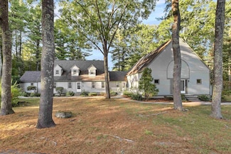 40 Glengarry Dr, Stratham, NH 03885