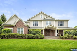 6 Lauren Pond Ct, Demarest, NJ 07627