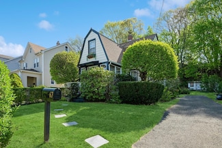 67 Summers St, Oyster Bay, NY 11771