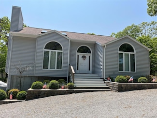 27 Newtown Ct, Hampton Bays, NY 11946