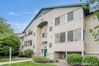 5869 Crosswinds Dr Unit 21, Norton Shores, MI 49444