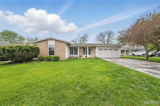 11940 Kentwood Dr, Maryland Heights, MO 63043