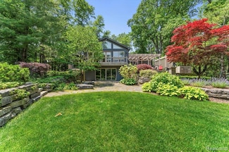 21089 Thorofare Rd, Grosse Ile, MI 48138