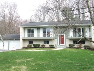 28 Walden Dr, Mountain Top, PA 18707