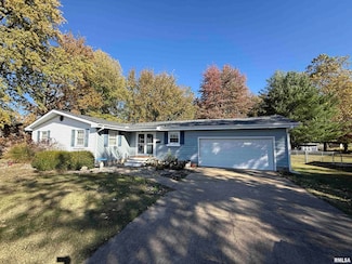 1108 Hawthorn Rd, Salem, IL 62881