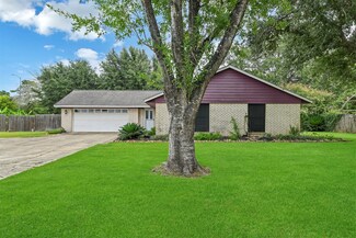 12218 Old River Dr, Baytown, TX 77523