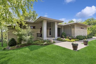 2000 Forest Hill Cir, Coralville, IA 52241