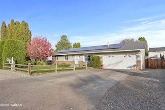 517 5th St, Zillah, WA 98953