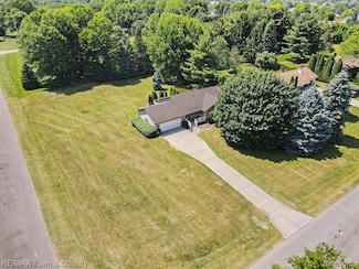 11403 Balfour Dr, Fenton, MI 48430