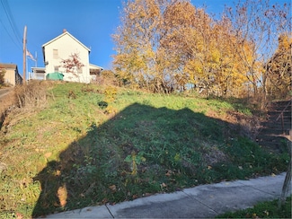 902 Wallace St, Vandergrift, PA 15690