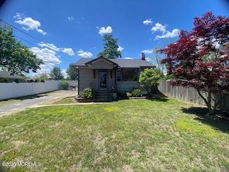 14 Woodrow St, Oakhurst, NJ 07755