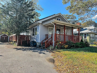 38 W Smith St, Amityville, NY 11701