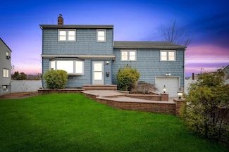 11 Gardenia Ln, Hicksville, NY 11801