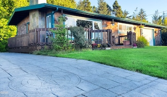 435 S Crestline Dr, Waldport, OR 97394