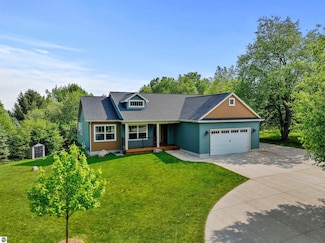 9207 Mockingbird Ln, Cadillac, MI 49601