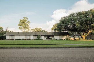 902 Robert e Lee Dr, Greenwood, MS 38930