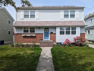 10 Staples St, Farmingdale, NY 11735
