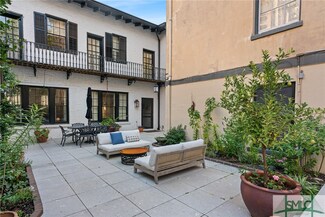 110 E Harris St, Savannah, GA 31401