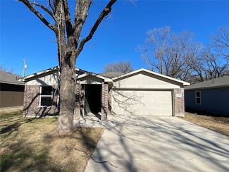 104 Holiday Dr, Gun Barrel City, TX 75156