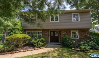 17 Clifford Dr, Wayne, NJ 07470