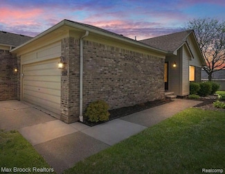 48775 Windmill Cir W, Macomb, MI 48044