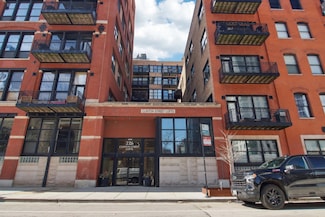 226 N Clinton St Unit 216, Chicago, IL 60661