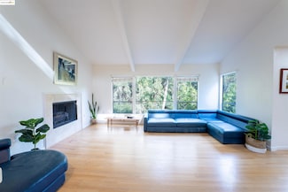 6401 Zinn Dr, Oakland, CA 94611