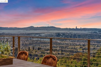 25 Holyrood Manor, Oakland, CA 94611