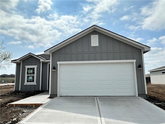 1665 N Grayhawk Dr, Basehor, KS 66007