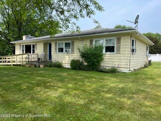 101 Carteret Dr, Clarks Summit, PA 18411