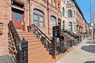 135 W 122nd St, New York, NY 10027