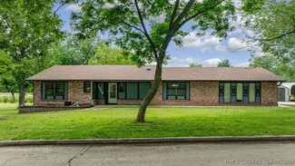 1004 N Sycamore Dr, Grove, OK 74344