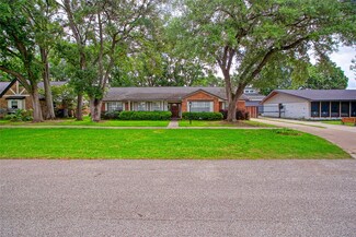 2010 Oceanview Dr, Seabrook, TX 77586