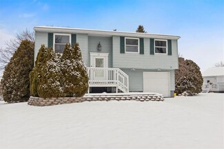 24 Fox Hollow Dr, Hamlin, NY 14464
