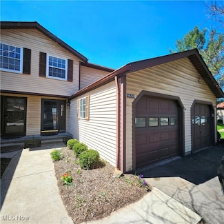9650 E Idlewood Dr, Twinsburg, OH 44087