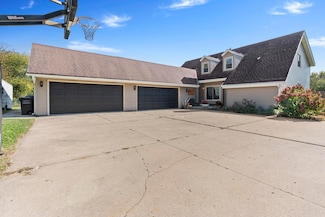 W238N4620 Woods Edge Dr, Pewaukee, WI 53072