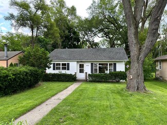 4313 W Crystal Lake Rd, McHenry, IL 60050
