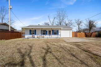 415 E Oak St, Rogers, AR 72756