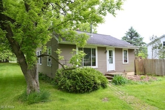 12532 Lake Dr, Burton, OH 44021
