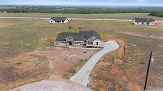 104 Hidden Path, Floresville, TX 78114