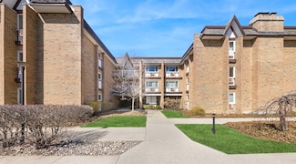 300 Claymoor Unit 2E, Hinsdale, IL 60521